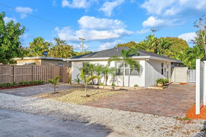 Property Photo: 1306 NE 14th Ave 1 FL 33304