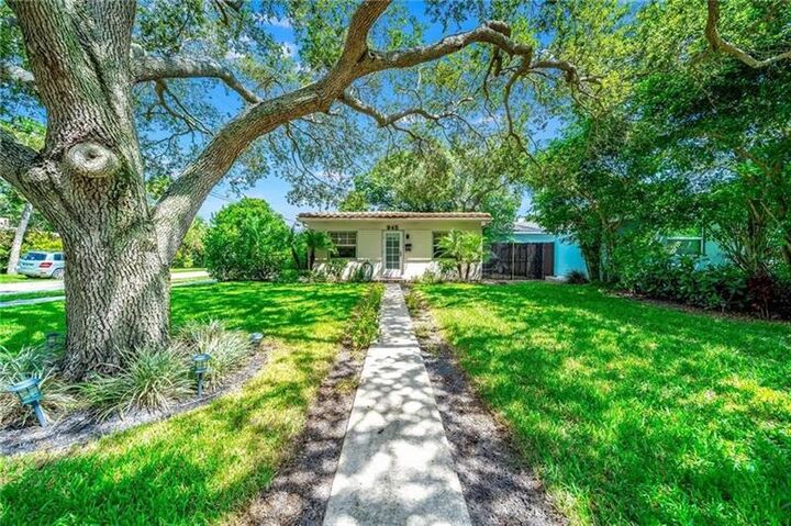 Property Photo: 945 SW 19th St FL 33315