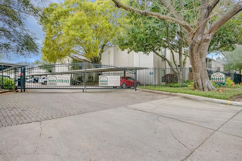 Property Photo: 1100 Augusta Drive 84 TX 77057