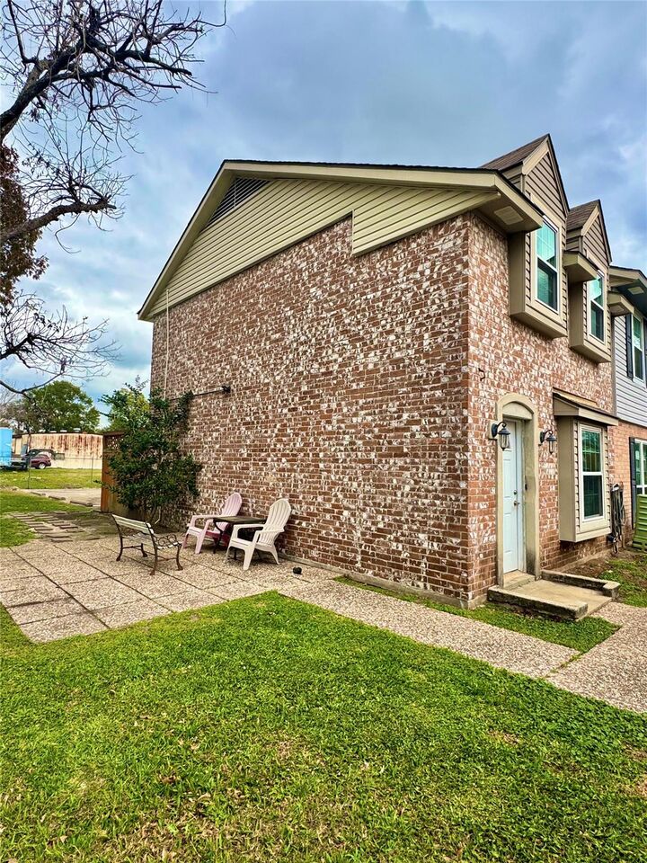 Property Photo:  1911 Sherwood Forest Street 17  TX 77043 