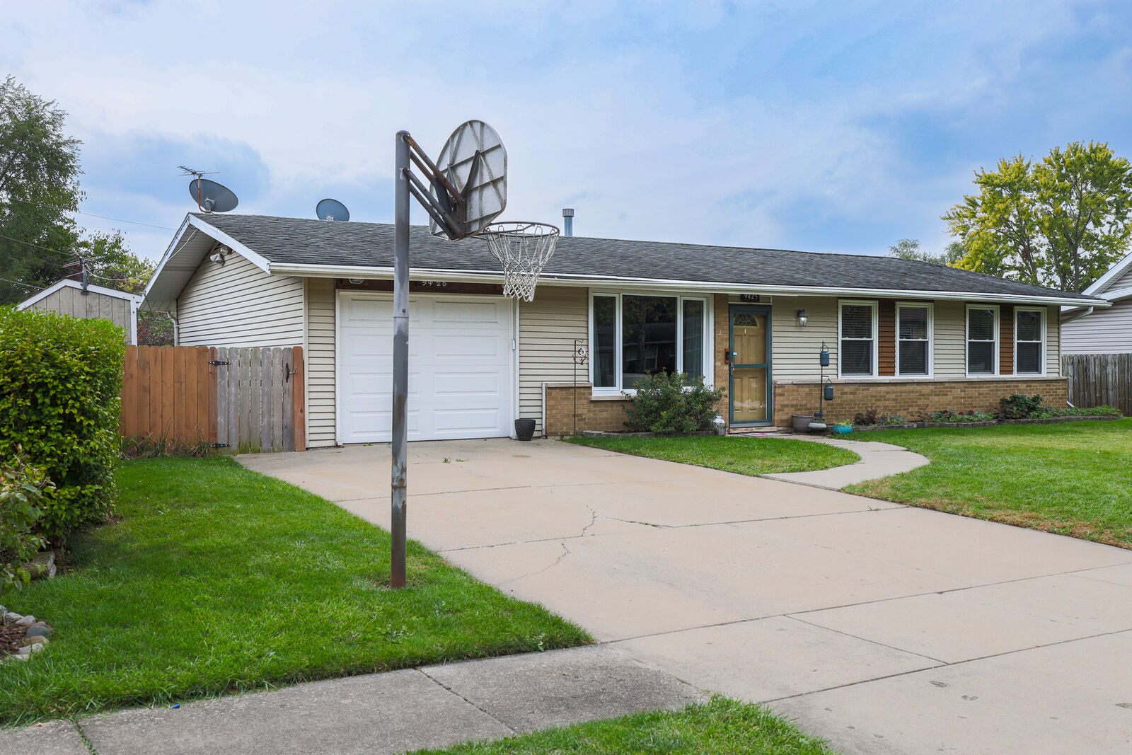 Property Photo: 9425 Pine Street IL 60448