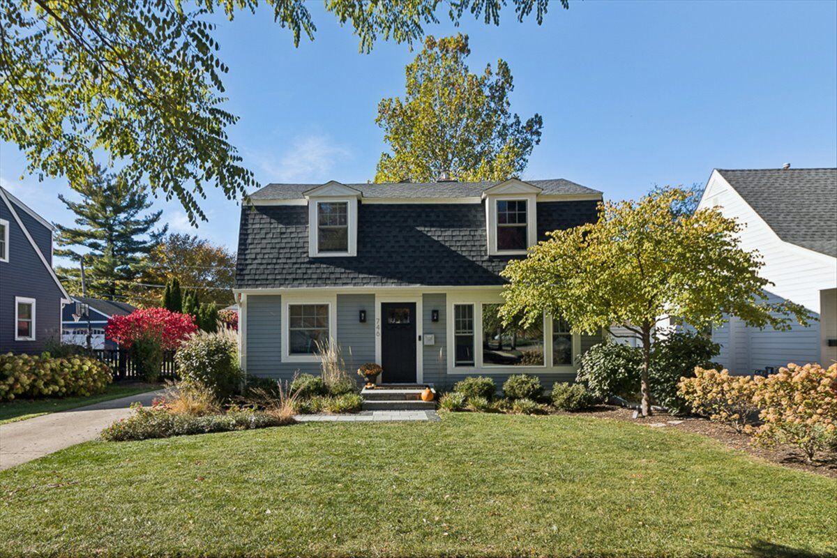 Property Photo: 746 N Pine Avenue IL 60004