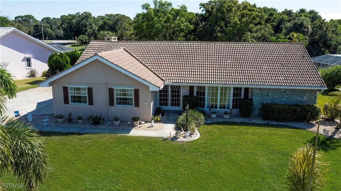 Property Photo:  4210 Yarmouth Court  FL 33903 