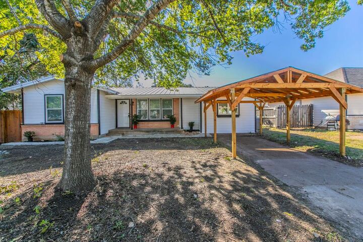 Property Photo:  1017 S Adams  TX 76657 