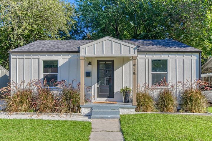 Property Photo:  915 W Comanche Street  OK 73069 