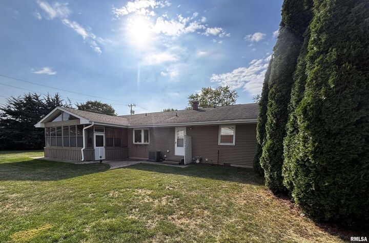 Property Photo: 1033 Sweetbriar Place IL 61401