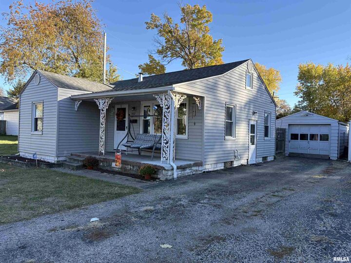 Property Photo: 1412 W Macqueen Avenue IL 61604