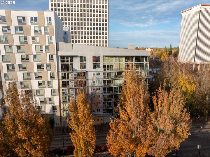 Property Photo: 533 NE Holladay St 703 OR 97232