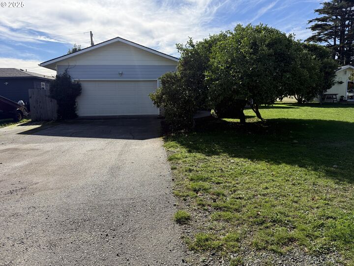 Property Photo: 221 Musser St OR 97415