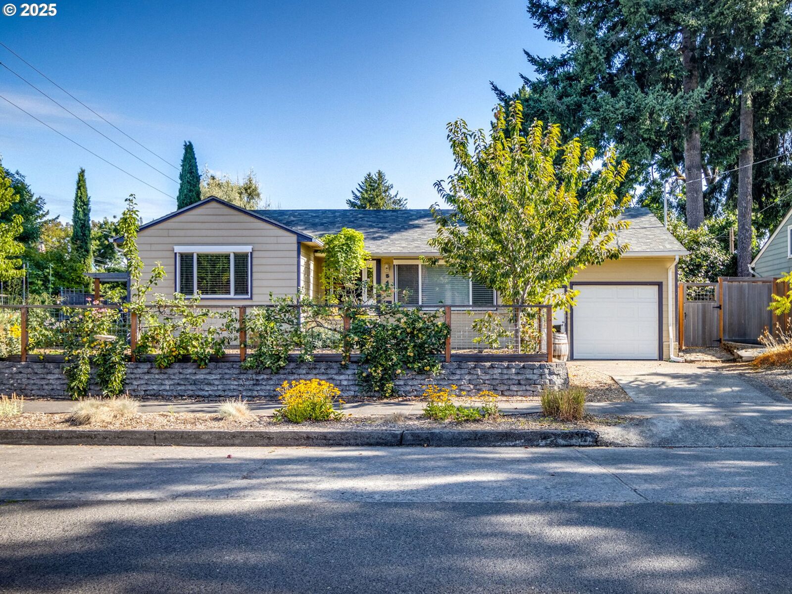 Property Photo: 5425 N Syracuse St OR 97203