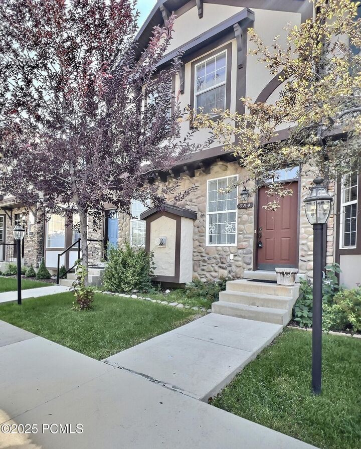 Property Photo:  884 E Hamlet Circle  UT 84049 