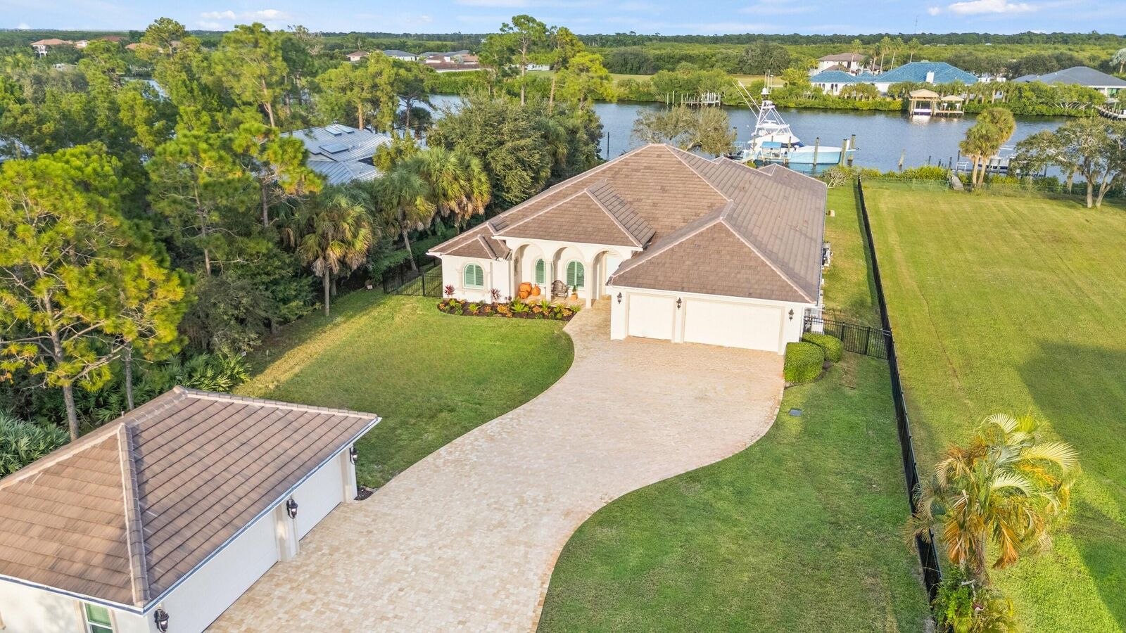 Property Photo: 2821 SE North Lookout Boulevard FL 34984