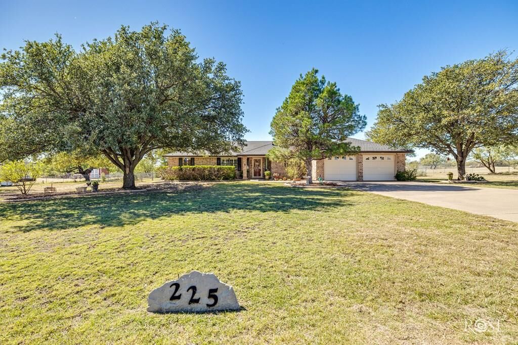 Property Photo:  225 Edinburgh Rd  TX 76901 