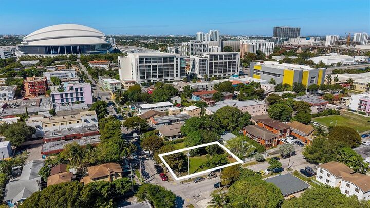 Property Photo:  1101 NW 5th St  FL 33128 