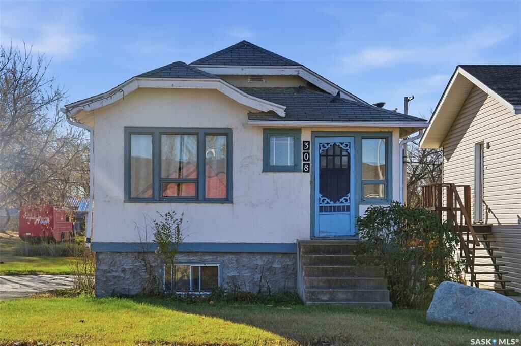 Property Photo:  308-310 3rd Street  SK S0K 1K0 