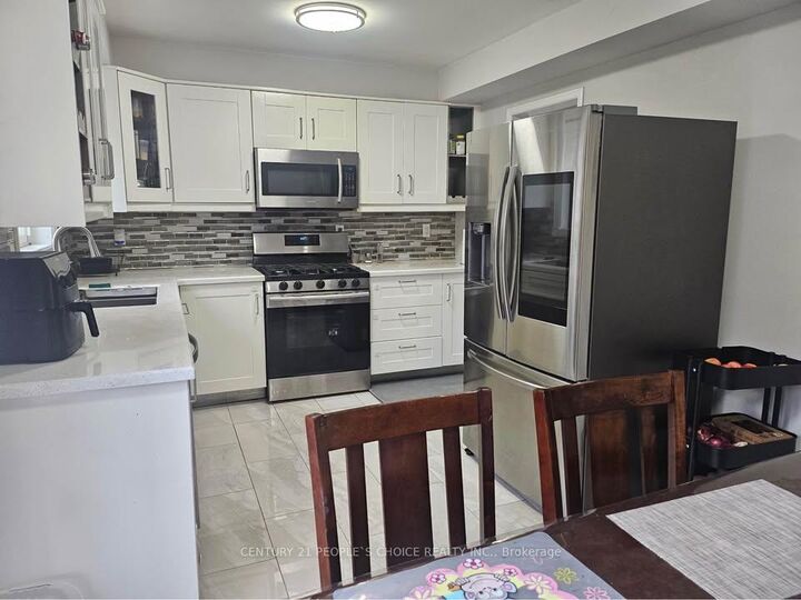 Photo de la propriété:  19 Piane Avenue Upper  ON L6Y 4Y7