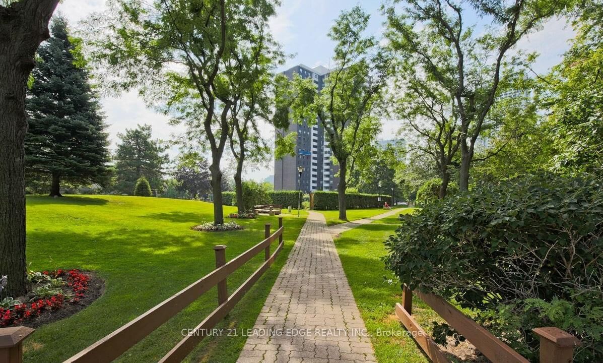 Photo de la propriété:  10 Muirhead Road 2302  ON M2J 4P9 