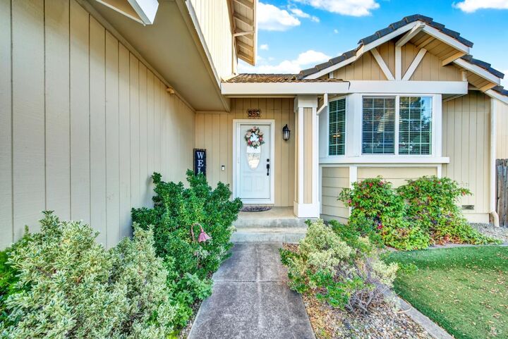 Property Photo:  985 Chalice Court  CA 94533 