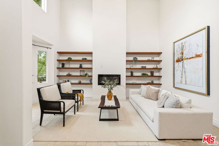 Property Photo: 16655 La Maida St CA 91436