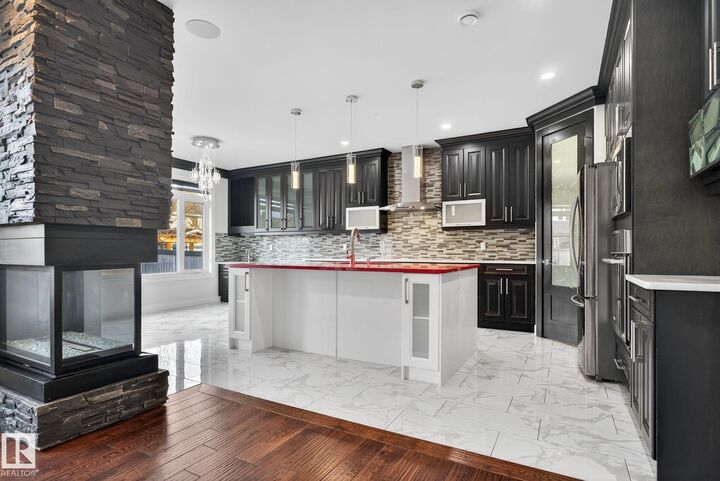 8536 19 Avenue SW  Edmonton AB T6X 0R6 photo