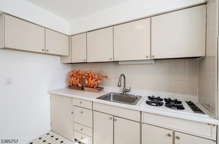 Property Photo: 1251 Valley Rd B NJ 07470