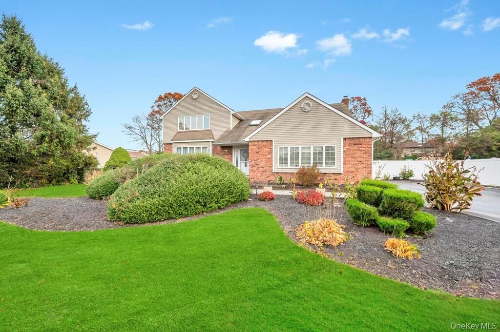 Property Photo:  9 Kimberly Avenue Avenue  NY 11738 