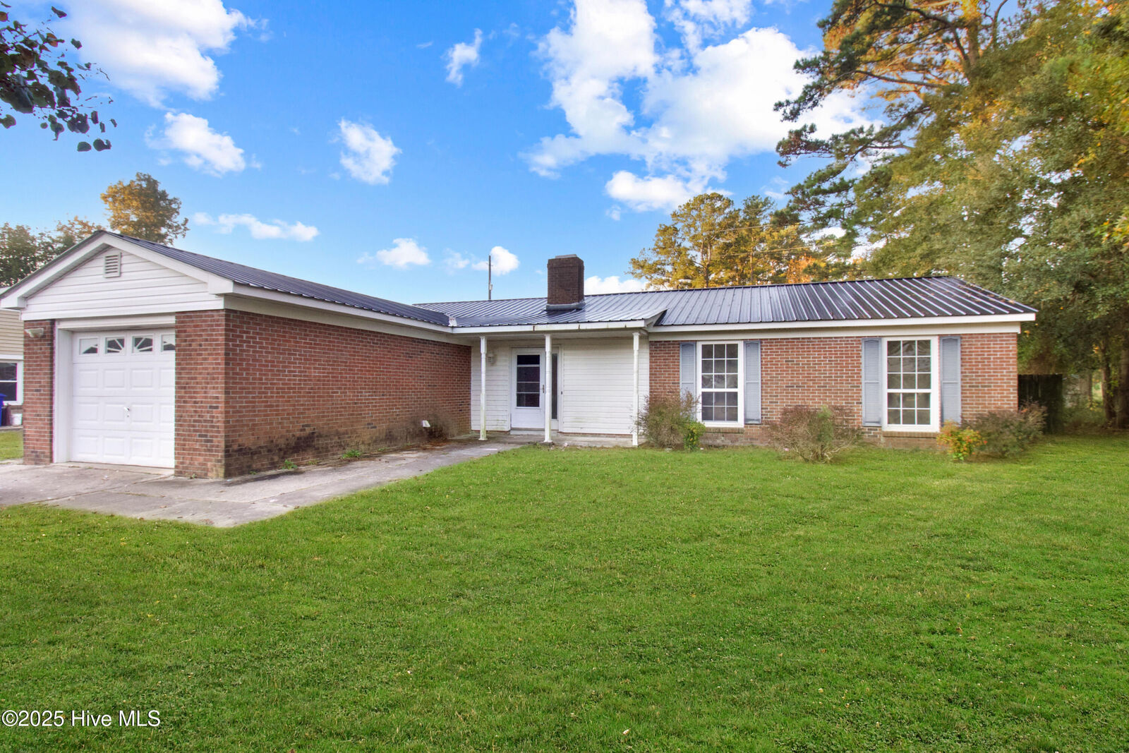 Property Photo:  512 E Springhill Terrace  NC 28546 