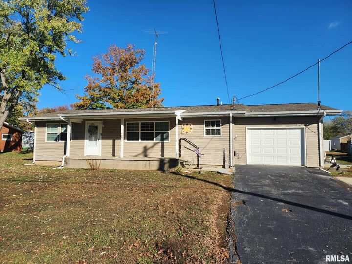 708 S Broadway Street  Sesser IL 62884-2063 photo