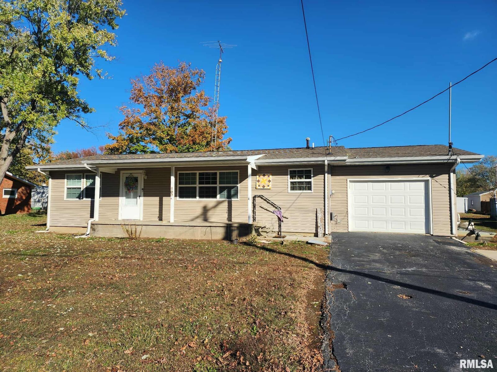 Property Photo: 708 S Broadway Street IL 62884-2063