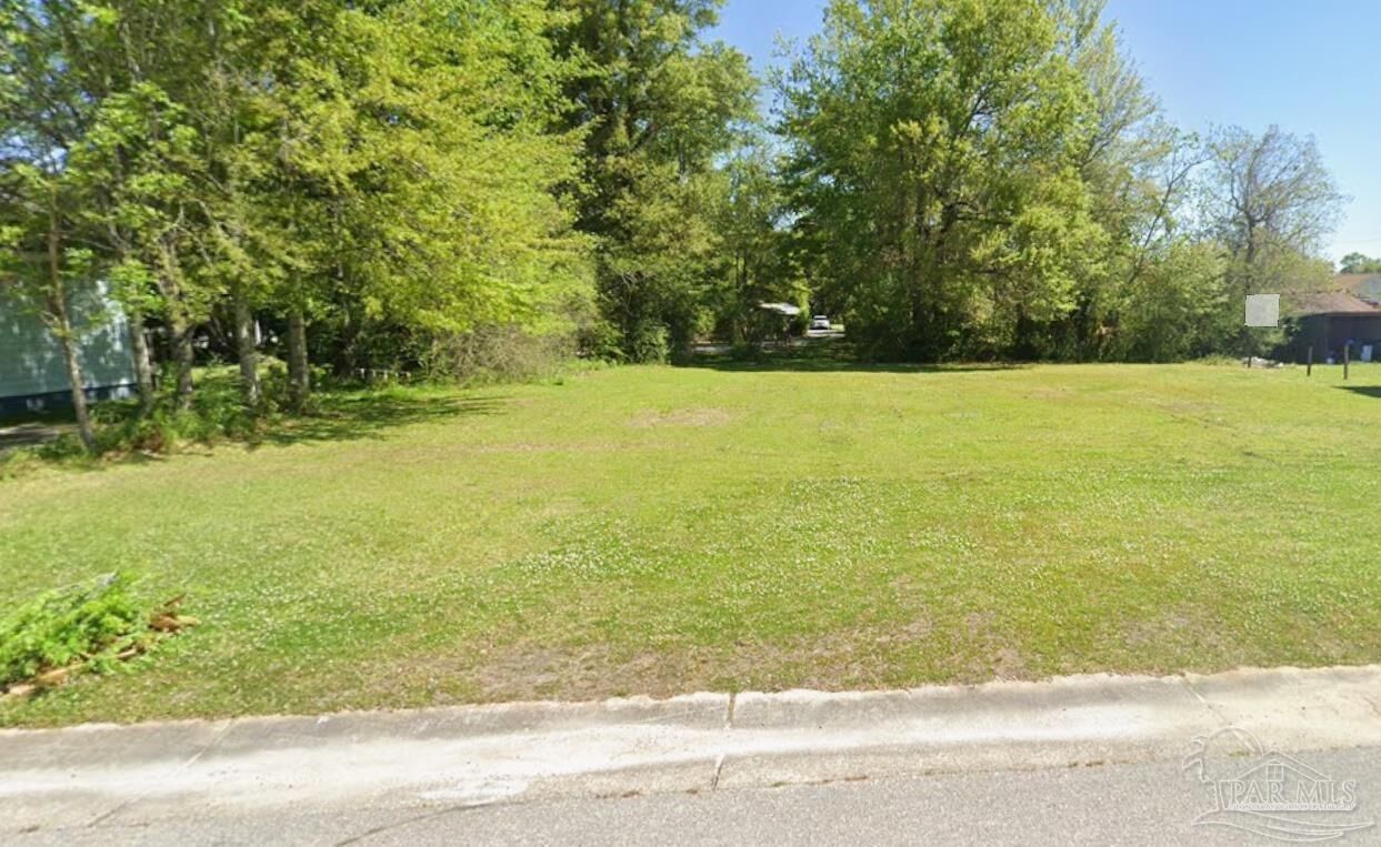 Property Photo: 302 Front St FL 32535