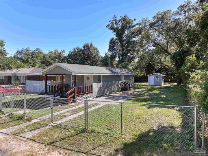 Property Photo: 2405 W Hernandez St FL 32505