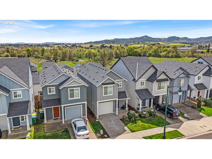 Property Photo:  1316 19th Pl  OR 97116 