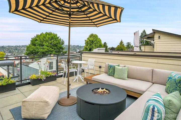 Property Photo: 2130 10th Avenue W 28 WA 98119