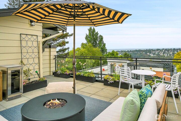 Property Photo: 2130 10th Avenue W 28 WA 98119