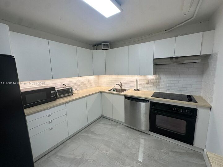 Property Photo: 2450 NE 135th St 212 FL 33181