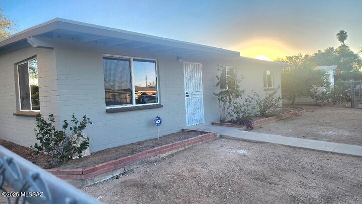 Property Photo: 1201 W Nidito Place AZ 85705