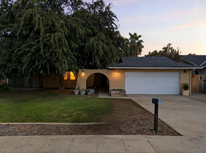 Property Photo:  1928 S Linwood Street  CA 93277 