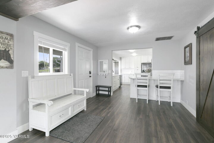 Property Photo: 910 Gromore Rd WA 98908