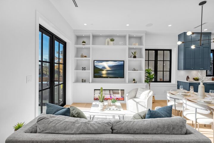 Property Photo: 2565 Dundas Street 1 BC V5K 1P7