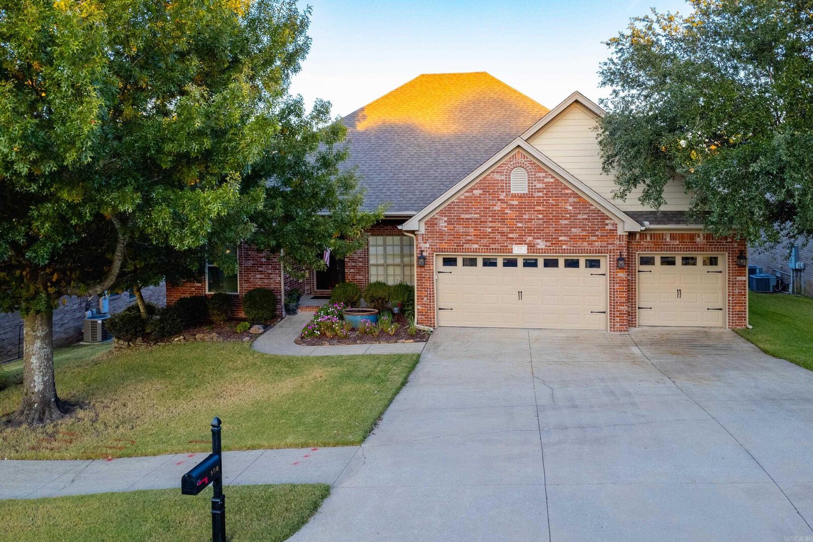 Property Photo:  308 Commentry Way  AR 72223 