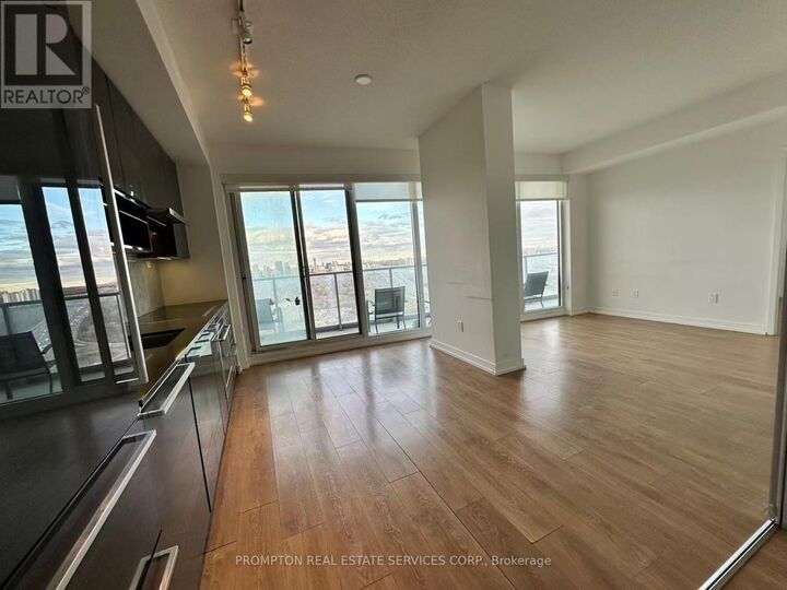 Property Photo:  117 McMahon Drive 3511  ON M2K 0E4 