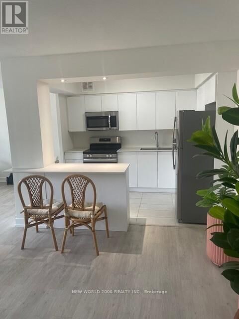 Property Photo:  33 Erskine Avenue 103  ON M4P 1Y6 