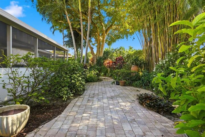 Property Photo: 4803 Queen Palm Ln FL 33319