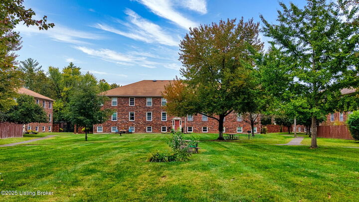 Property Photo: 1007 Lake Pl H-11 KY 40222