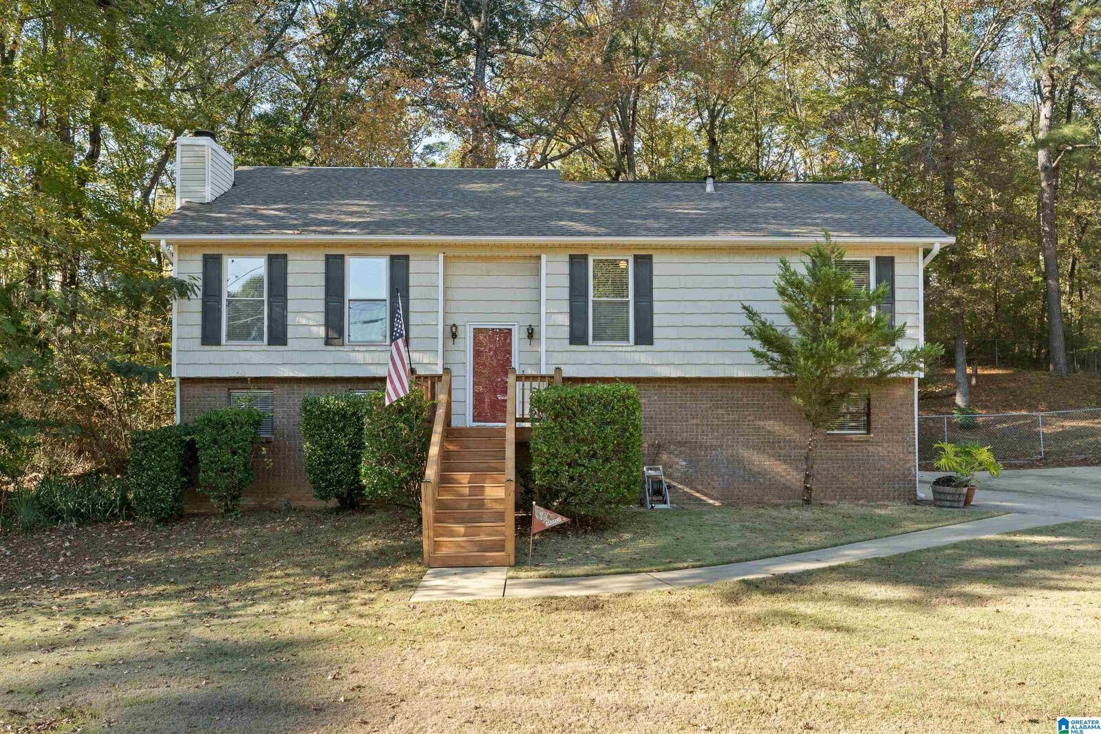 Property Photo: 5109 Shamrock Drive AL 35080