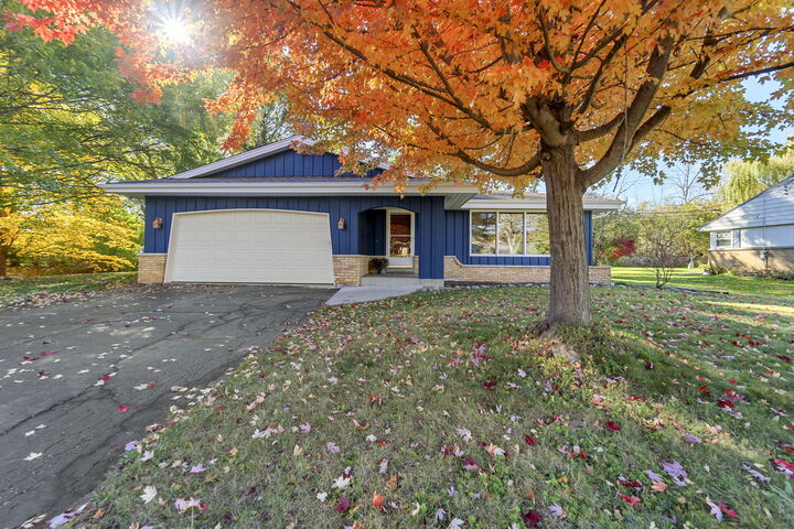 8931 N Rexleigh Dr  Bayside WI 53217 photo