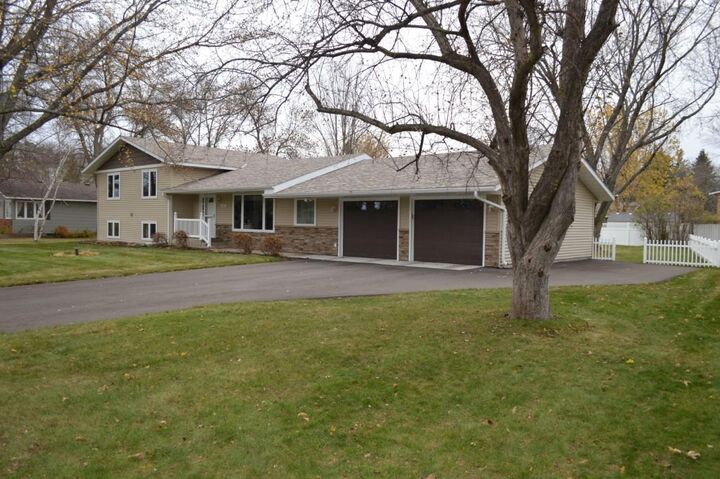 Property Photo: 816 Clark Place MN 56301