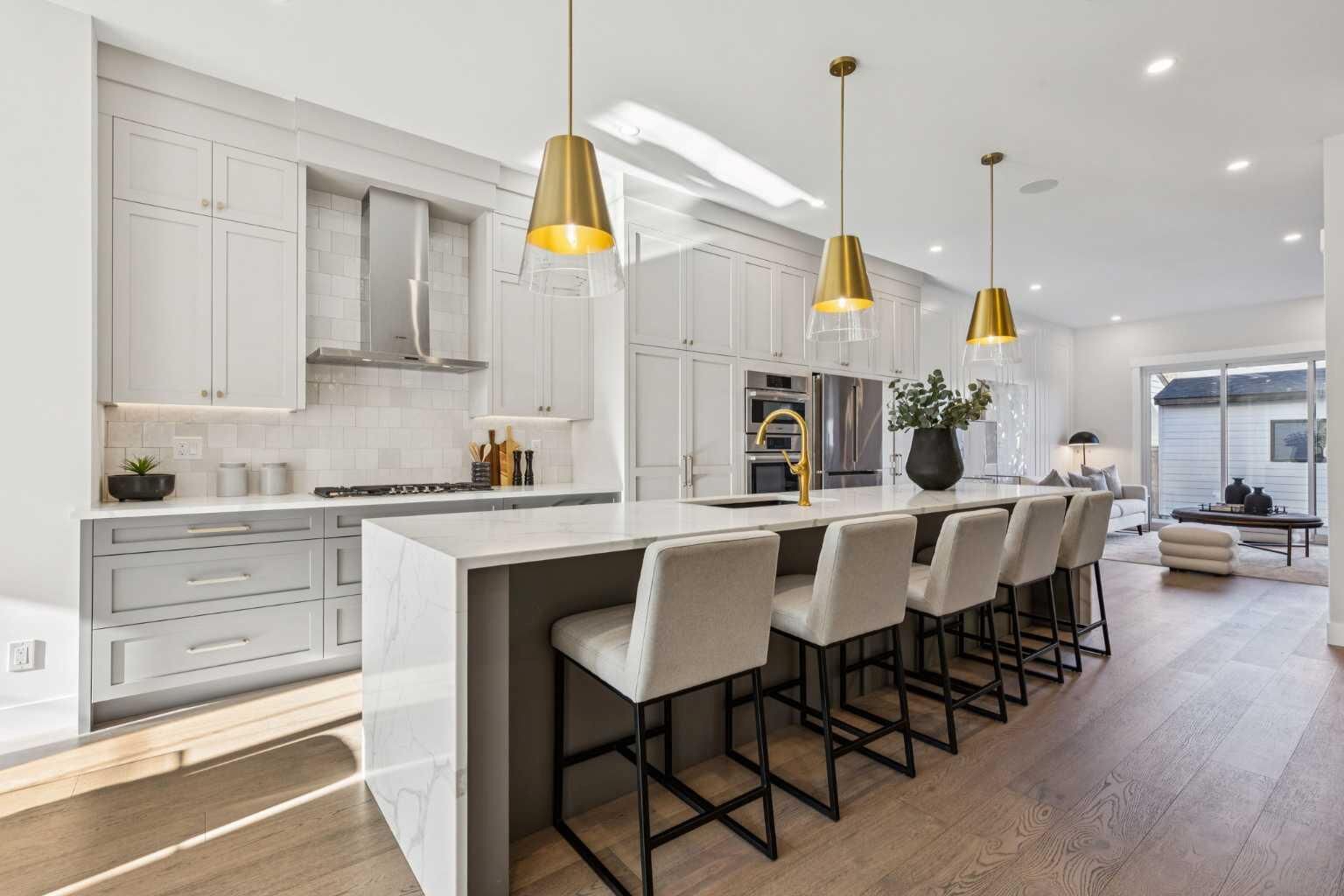 Photo de la propriété:  1726 19 Avenue NW  AB T2M 1B3 