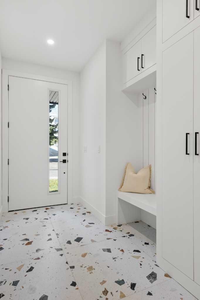 Property Photo:  2518 16B Street SW  AB T2T 4L9 