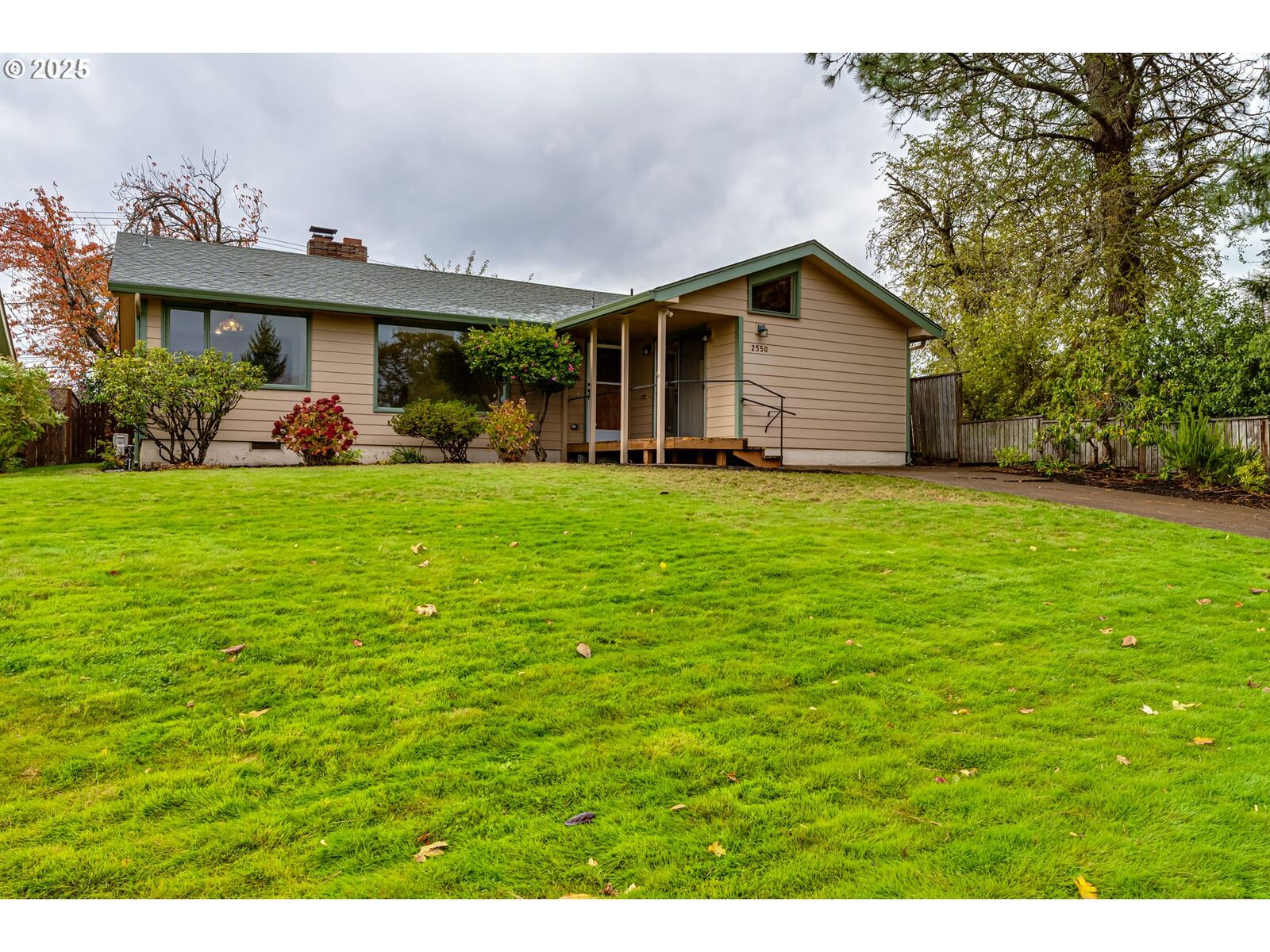 Property Photo:  2550 Lawrence St  OR 97405 